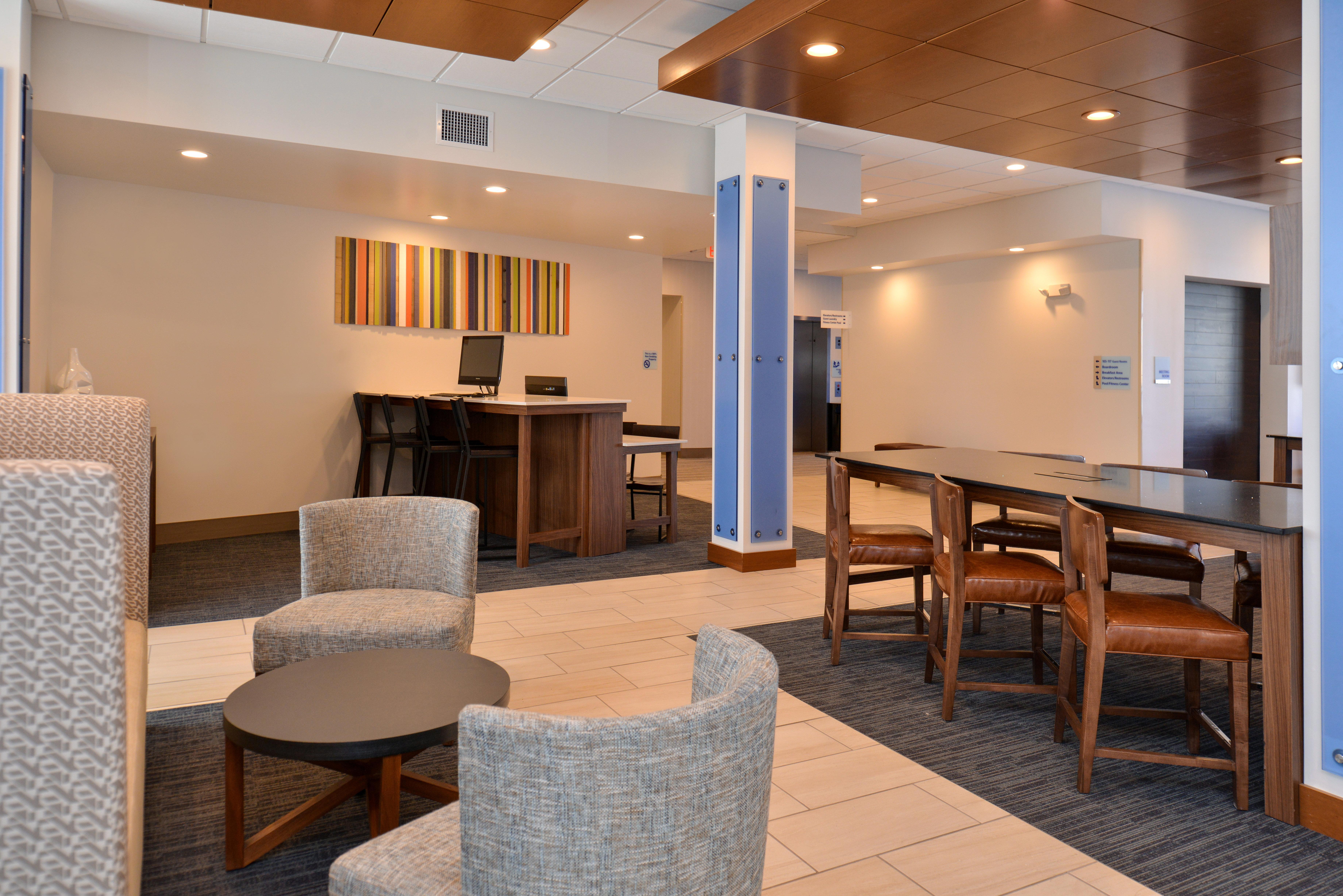 Holiday Inn Express & Suites Farmington Hills - Detroit By Ihg Exterior photo